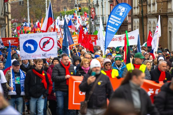 Protest studentů a odborů proti opatřením vlády Petra Fialy.