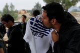 Mezinárodní organizace pro migraci oznámila, že se za uplynulé čtyři dny utopilo v Egejském moři mezi Tureckem a Řeckem 58 uprchlíků. Ti, kteří se dostali na evropskou půdu, neskrývali radost.