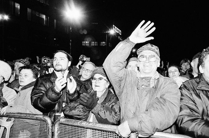 Ukázky snímků z výstavy „TELEVIZI LIDEM, NE STRANÁM - 20. výročí televizní krize v roce 2000“, která má vernisáž 10. 1. 2021 v Praze.