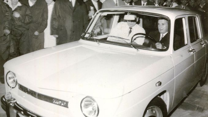 Nicolae Ceausescu za volantem Dacie 1100.