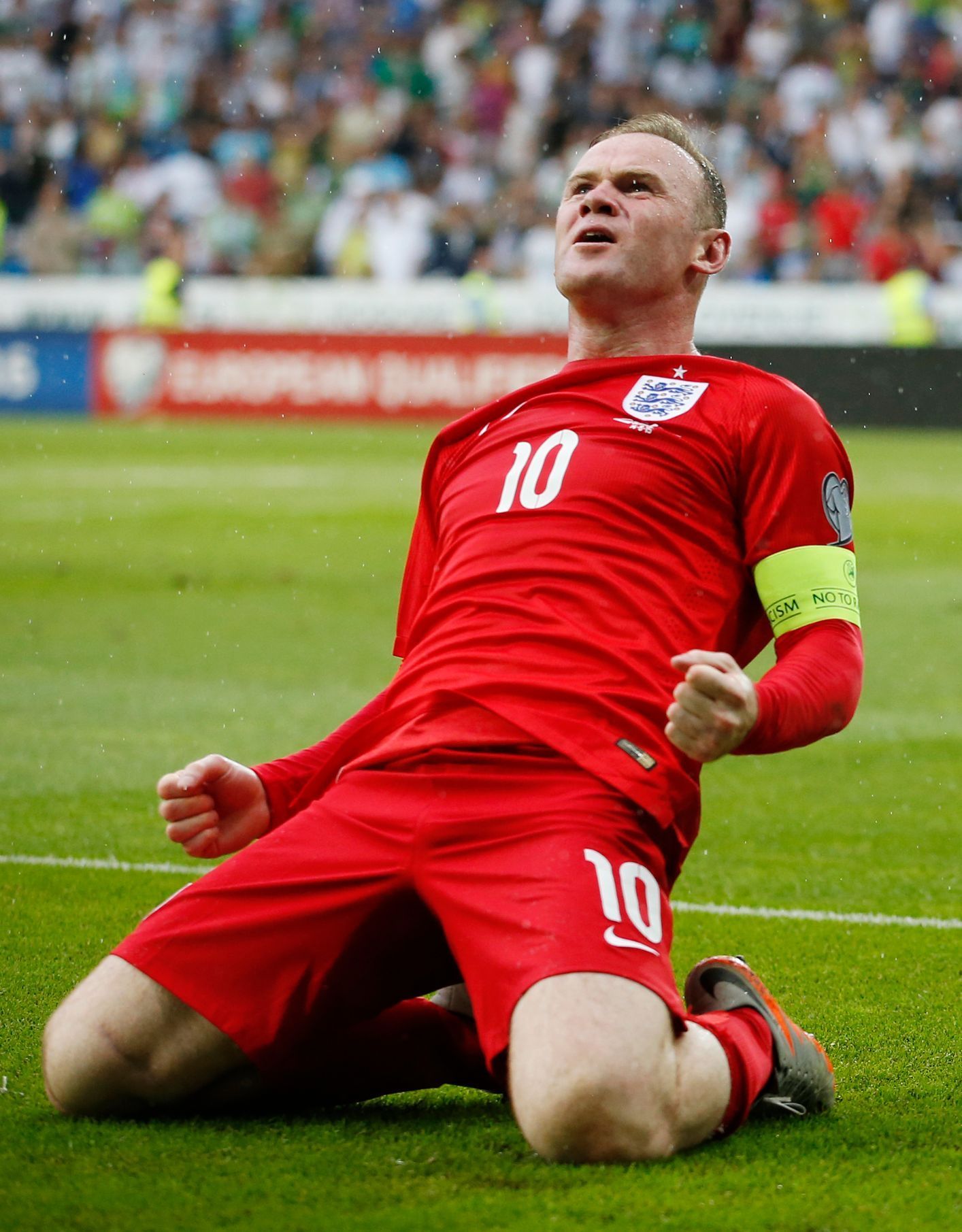 Wayne Rooney slaví branku v kvalifikaci na Euro 2016