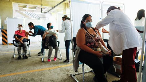 Madurův režim oznámil dosud jen doručení asi 2,7 milionu vakcín - většinou z Ruska a menší část z Číny.