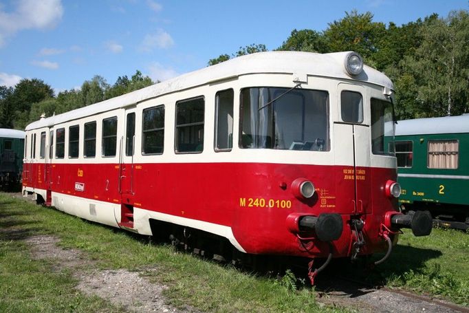 Singrovka. Motorový vůz řady 820 připomínal svým zvukem při jízdě šicí stroj, odtud jeho přezdívka. Vagonka Tatra Studénka ho vyráběla v letech 1959-1964. V poravidelném provozu byl až do roku 2002, ale občas se objevil i poté jako náhrada, v případě závady na novějších motorácích.