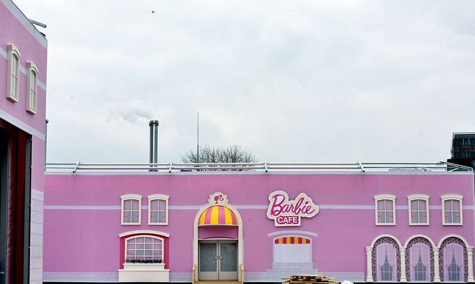 "Barbie Dreamhouse" - Berlin Ein Barbiehaus in Lebensgroesse. Aus Phantasie wird Wirklichkeit, denn in diesem Traumhaus darf die Prinzessin von heute backen, modeln, tanzen und alles anprobieren, was der begehbare Kleiderschrank so hergibt.Die Eroeffnung ist voraussichtlich am 16 Mai. Berlin 30.03.2013.