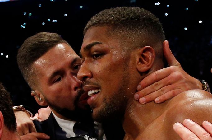 Vladimir Kličko vs. Anthony Joshua: Anthony Joshua a boxer Tony Bellew (vlevo)