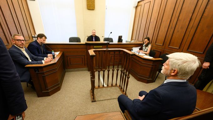 Generál ve výslužbě Vladimír Halenka (vlevo) čeká na začátek soudního jednání, v Praze, 25. dubna 2025. Vpravo sedí prezident Petr Pavel, který vypovídal jako svědek.