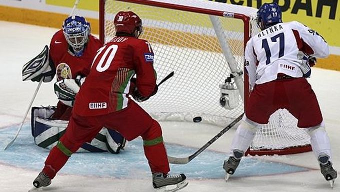 Český reprezentant Jaroslav Hlinka (vpravo) dává gól běloruskému brankáři Andreji Mezinovi. Přihlíží Vladimir Denisov.