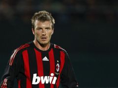 David Beckham při svém prvním startu v dresu AC Milán. V přátelském zápase s Hamburkem odehrál 45 minut.