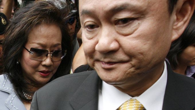 Thaksin Shinawatra a jeho choť Potjaman krátce poté, co koncem července soud v Bangkoku rozhodl, že se expremiérova manželka dopustila daňového podvodu, a poslal ji na tři roky do vězení