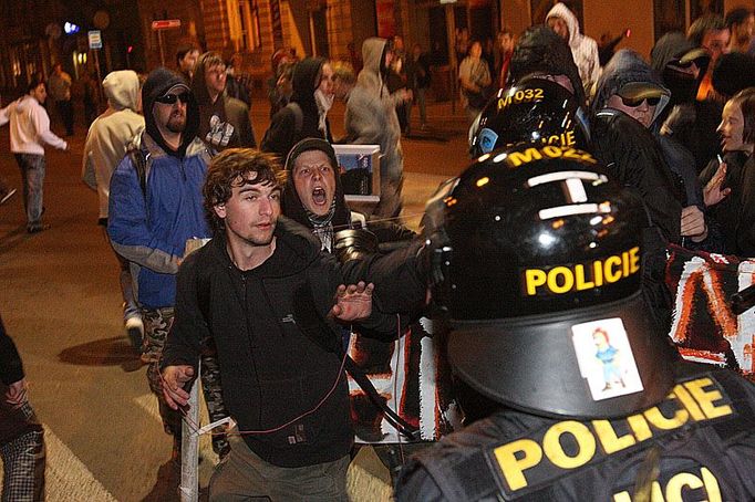 Proti anarchistům policie zasáhla v okamžiku, kdy se dostali k průvodu nebezpečně blízko