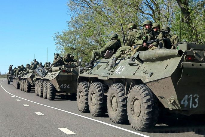 Obrněné transportéry u ruského města Belgorod poblíž hranice s Ukrajinou. (25. dubna 2014)