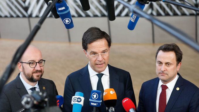 Belgický premiér Charles Michel, nizozemský premiér Mark Rutte a lucemburský premiér Xavier Bettel.