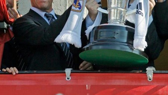 Fabio Capello s pohárem pro vítěze španělské ligy.