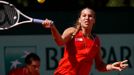 Slovenská tenistka Dominika Cibulková vrací míček Američance Vanie Kingové ve 2. kole French Open 2012.