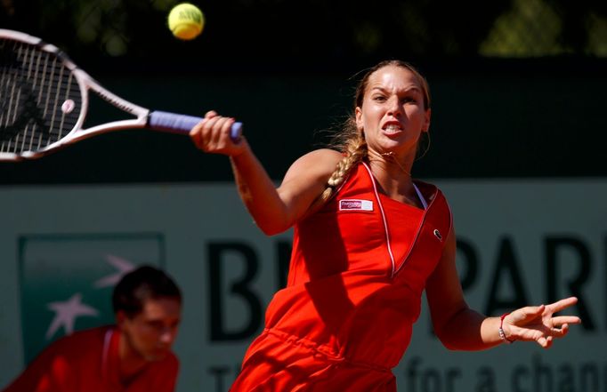 Slovenská tenistka Dominika Cibulková vrací míček Američance Vanie Kingové ve 2. kole French Open 2012.