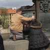 Reliéfy z Karlova mostu letí do Šanghaje