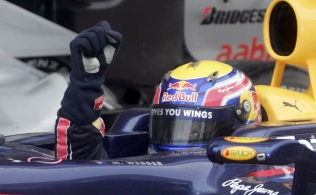 Mark Webber se raduje z vítězství v kvalifikaci v Sepangu