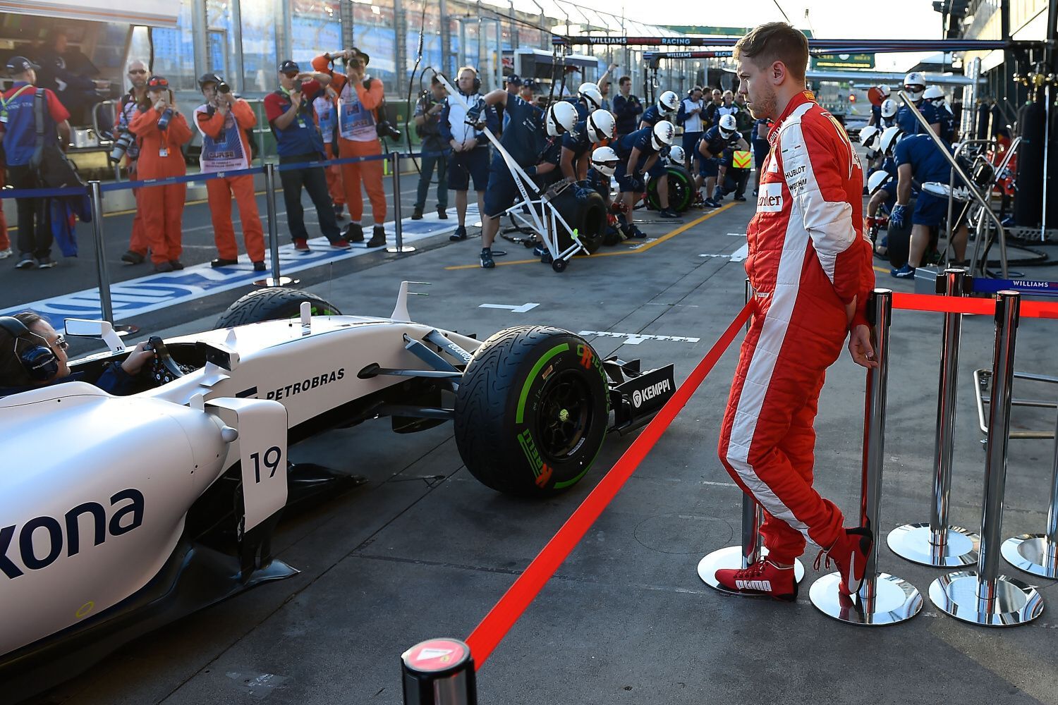 F1, VC Austrálie 2015: Sebastian Vettel (Ferrari) hledí na Williams