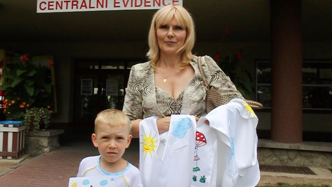 Módní návrhářka Marie Zelená v Dětské nemocnici v Brně, ve které "oblékla" lékaře a sestřičky do veselých zástěrek s pohádkovými motivy.