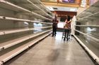 Ve venezuelských supermarketech docházejí základní potraviny a obchodníci si nemohou dovolit nakoupit nové zboží. Vláda jim minulý týden nařídila snížit ceny pěti desítek druhů základních potravin na úroveň, kde byly před měsícem.