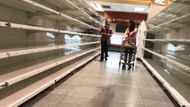 Ve venezuelských supermarketech docházejí základní potraviny a obchodníci si nemohou dovolit nakoupit nové zboží. Vláda jim minulý týden nařídila snížit ceny pěti desítek druhů základních potravin na úroveň, kde byly před měsícem.