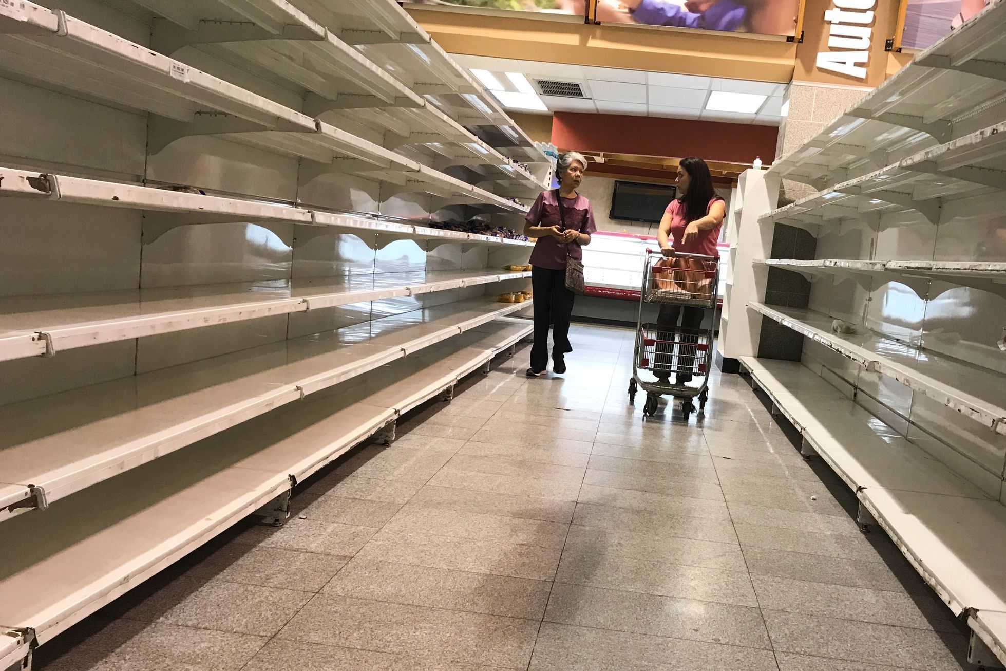 Prázdné regály ve Venezuele.