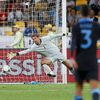Anglický fotbalista Daniel Wellbeck střílí třetí gól do sítě Švédů v utkání skupiny D na Euru 2012