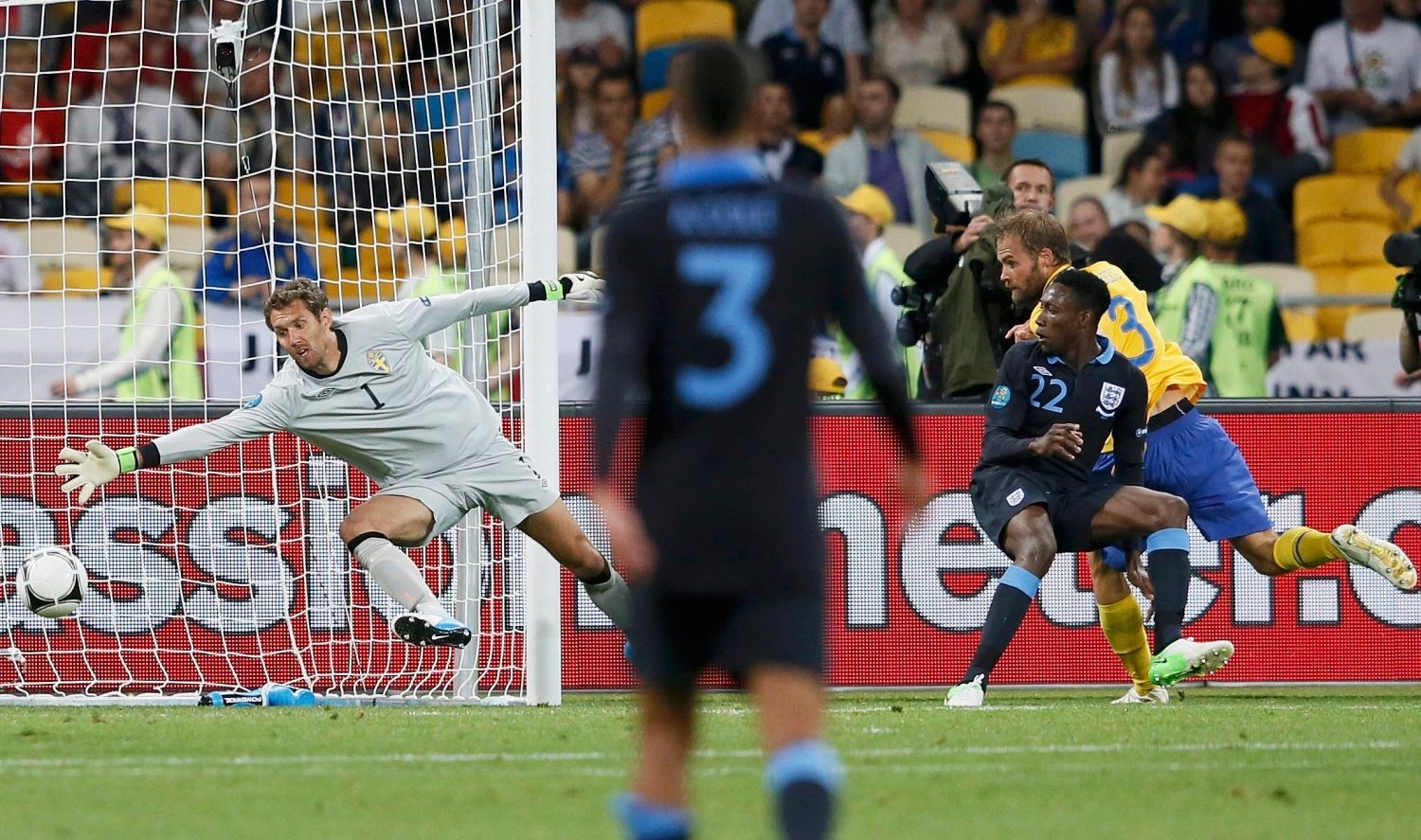 Anglický fotbalista Daniel Wellbeck střílí třetí gól do sítě Švédů v utkání skupiny D na Euru 2012