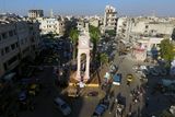 Takhle vypadalo město Idlib loni v létě. Nyní společně s přilehlými provinciemi tvoří poslední oblast v Sýrii drženou protivládními povstalci.