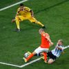 MS 2014, Argentina-Nizozemsko: Arjen Robben - brankář Sergio Romero a Javier Mascherano