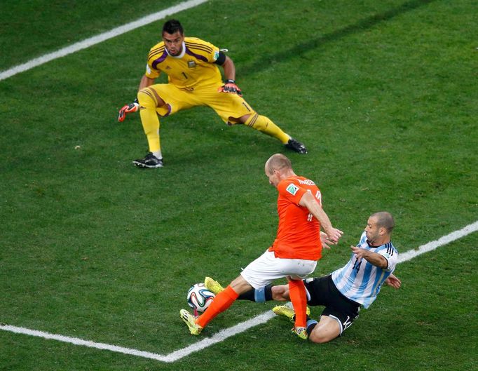 MS 2014, Argentina-Nizozemsko: Arjen Robben - brankář Sergio Romero a Javier Mascherano