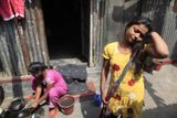Haši (na snímku v popředí) je jednou ze stovek sexuálních pracovnic teenagerského věku, které žijí v Kandapaře život plný vykořisťování a bolesti.