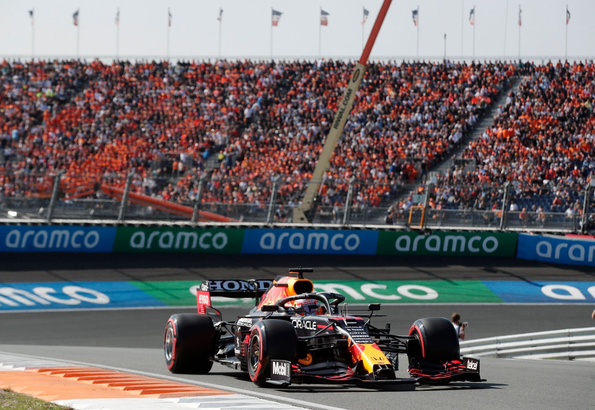 Max Verstappen v Red Bullu při kvalifikaci na VC Nizozemska F1 2021