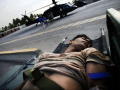 Zraněný irácký voják čeká na odvoz helikoptérou do americké nemocnice.