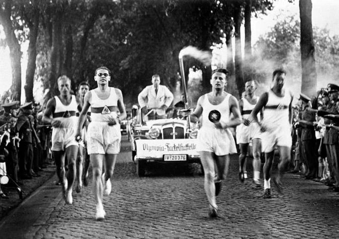 Němci se znovuzavedli starou antickou tradici: štafetový běh s ohněm z Olympie.