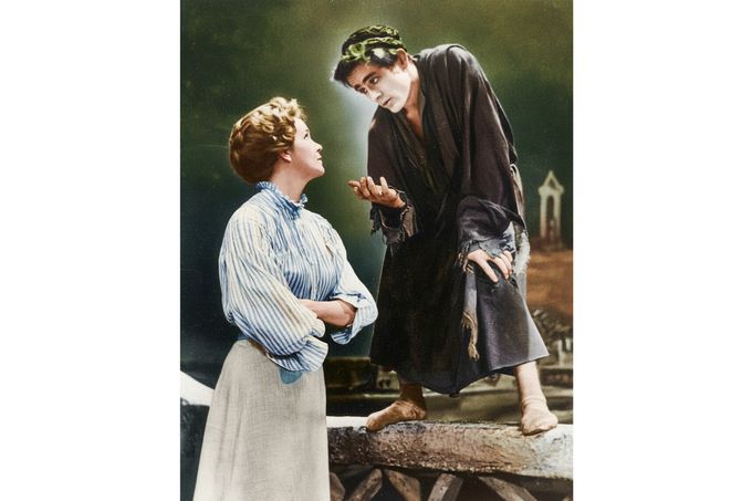 James Dean a Geraldine Pageová ve scéně z broadwayské hry Imoralista (The Immoralist) v New Yorku, 1954. Kolorováno