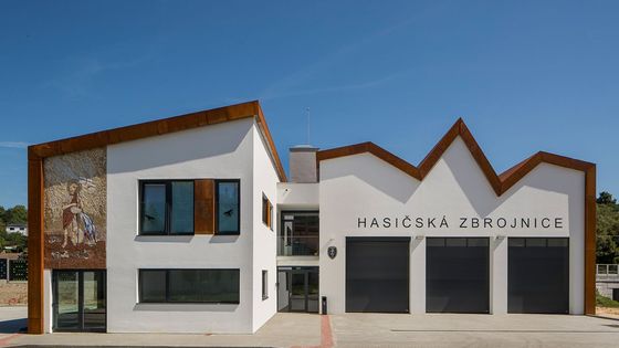Výrazná střecha evokuje zásahy hasičů. Část stanice vymyslel farář