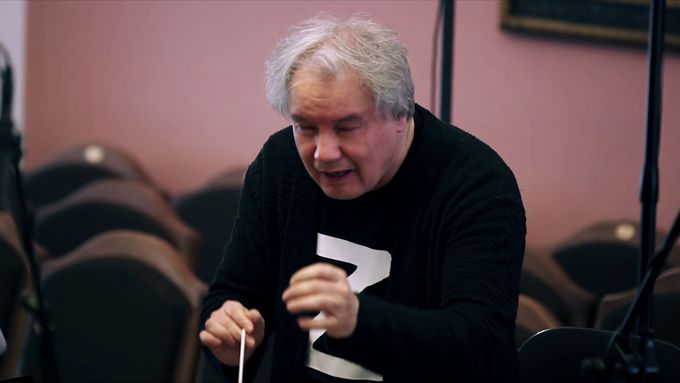 Dirigent Michail Chochlov s invazním Z, symbolem ruské invaze na Ukrajinu