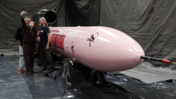 Zástupci iniciativy Dárek pro Putina dojeli uprostřed korupční kauzy dohlédnout na výrobu střely s plochou dráhou letu, kterou chtějí zakoupit.