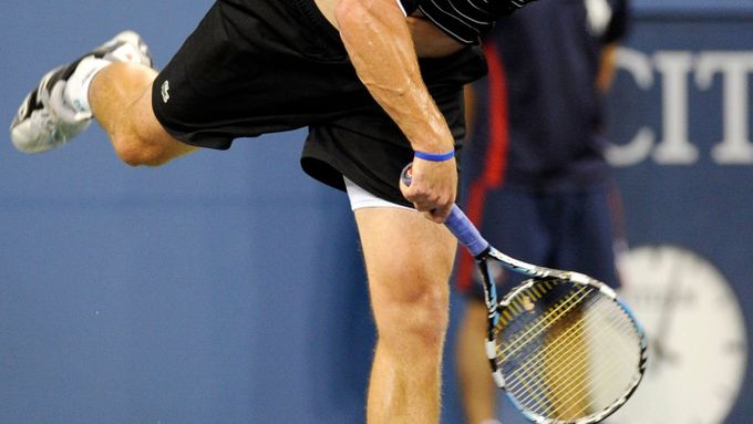 Andy Roddick se na domácím turnaji cítil nabitý energií a servíroval jednu dělovku za druhou.