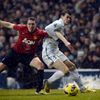 Jones a Bale v utkání Tottenham - Manchester United
