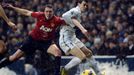 Jones a Bale v utkání Tottenham - Manchester United