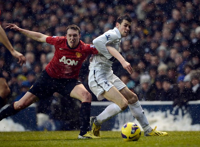 Jones a Bale v utkání Tottenham - Manchester United