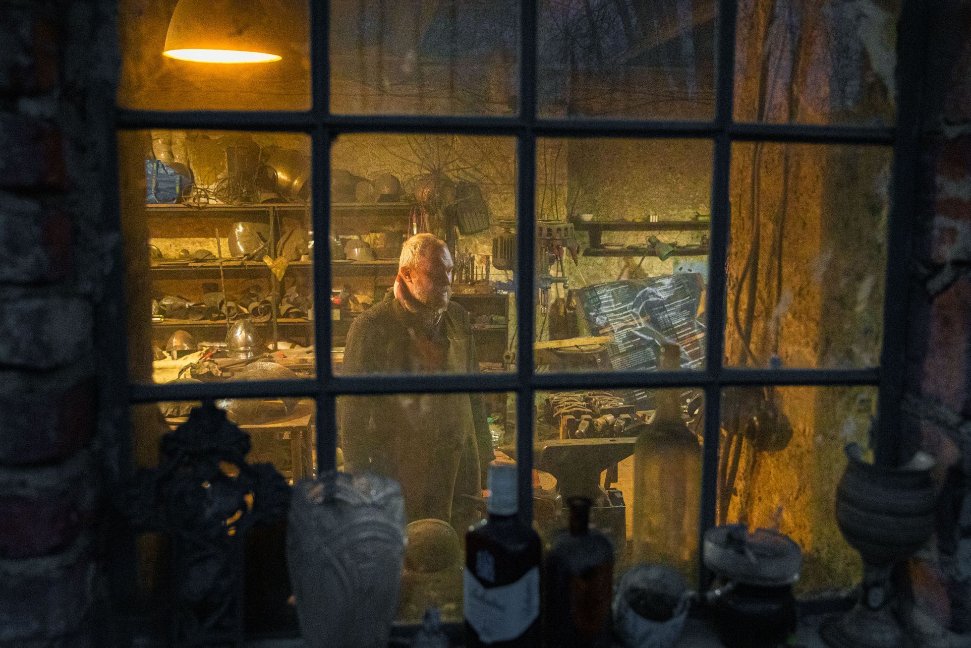 Kovář, platnéř Petr Brožek, výroba plátové zbroje a helmy