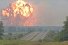 Na Ukrajině evakuovali 30 tisíc lidí kvůli explozi muničního skladu. Výbuch vyšetřují jako sabotáž