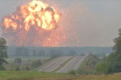 Na Ukrajině evakuovali 30 tisíc lidí kvůli explozi muničního skladu. Výbuch vyšetřují jako sabotáž