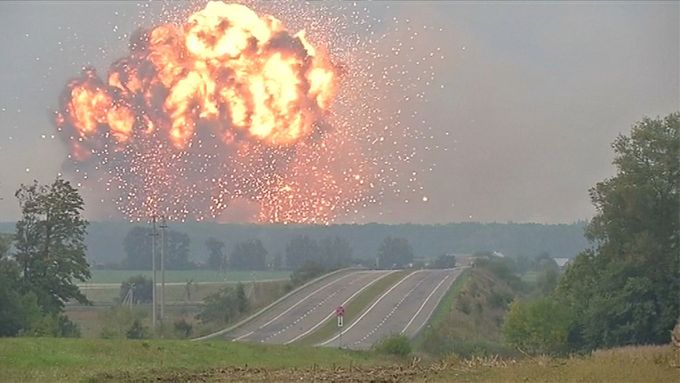 Masivní exploze na Ukrajině. Kvůli výbuchu muničního skladu se musí evakuovat tisíce lidí