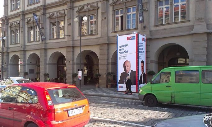 Chodníky patří chodcům... a proto je zablokujeme billboardem. Foto Lucie Kudláčková