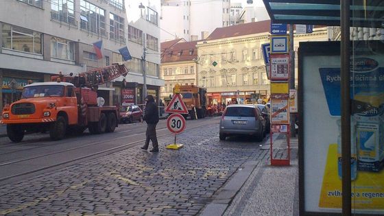 Lazarskou nejezdí tramvaje. Porouchaly se tam koleje