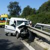 Řidič strhl auto do svodidel